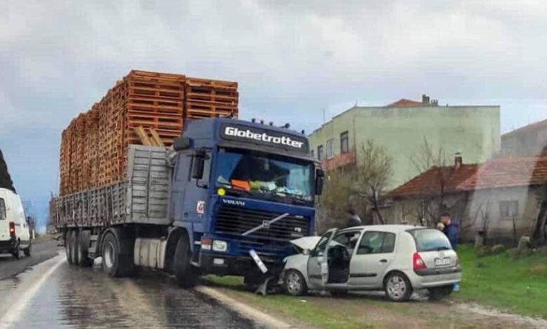 Palet yüklü tır ile otomobil kafa kafaya çarpıştı 1 AW846223 03 e1678620727703 |