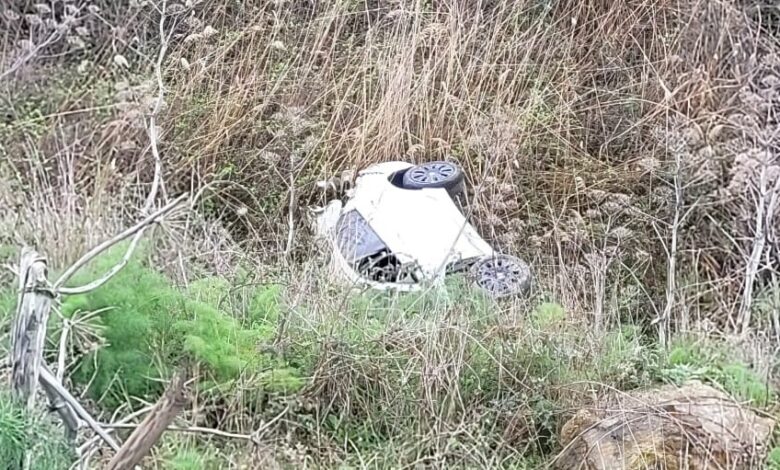 Otomobil tarlaya uçtu, 2 kişi yaralandı 1 AW846292 01 |