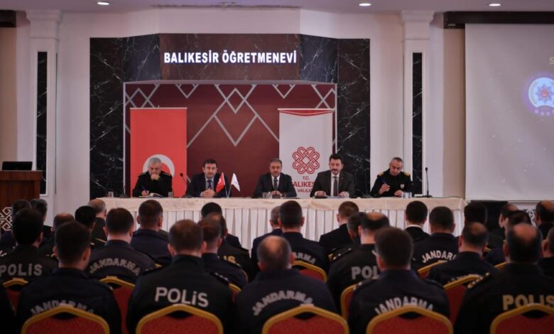 Balıkesir'de seçim öncesi güvenlik toplantısı yapıldı 1 AW852474 03 |