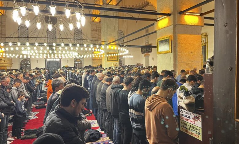Balıkesir'de ilk teravih namazı kılındı 1 AW854110 03 |