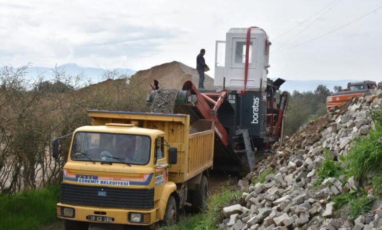 Taş kırma makinesi ile ekonomiye katkı sağlanıyor 1 AW857169 01 |