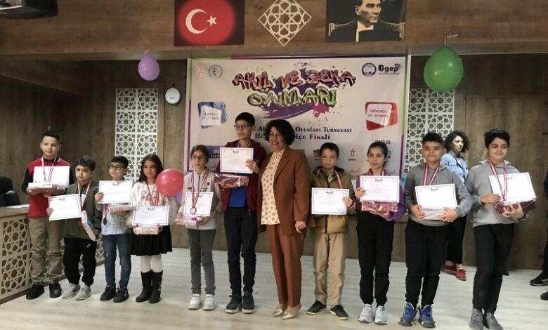 Burhaniye’de Akıl ve Zeka Oyunları Yarışması ödül töreni 1 AW857915 04 |