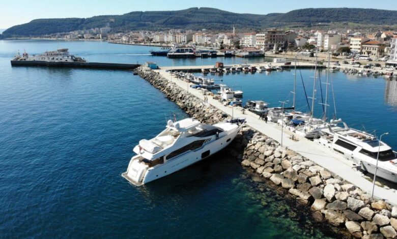 Çanakkale’de lüks yat mendireğe çarptı 1 AW859213 01 |