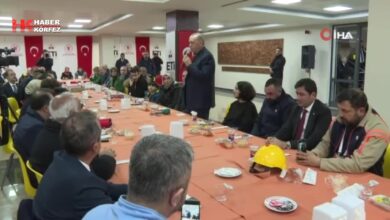 Cumhurbaskani Erdogan Balikesirde depremzedelerle beraber yemek yedi frame at 0m37s |