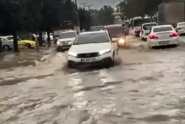 İzmir'de sağanak yağış caddeleri göle çevirdi 1 AW862693 02 |