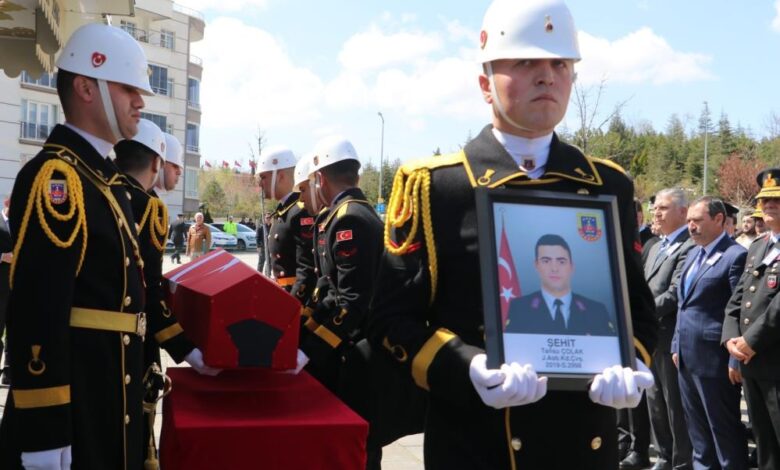 Trafik kazasında şehit olan astsubay son yolculuğuna uğurlandı 1 AW866076 01 |