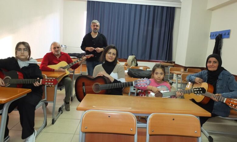 Burhaniye’de gitar kursu başladı 1 AW867200 01 |
