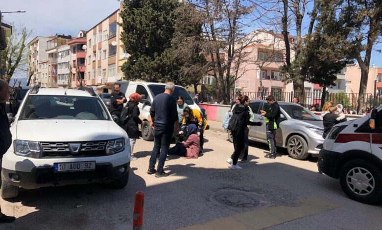 Bankaya ait araç çocuklu kadına çarptı 1 AW870380 01 |