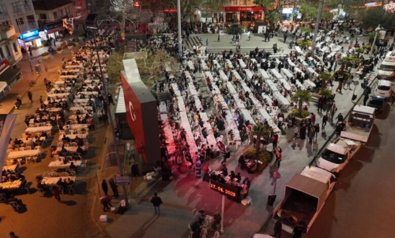 Burhaniye’de 5000 kişilik iftar yemeği 1 AW872948 02 |