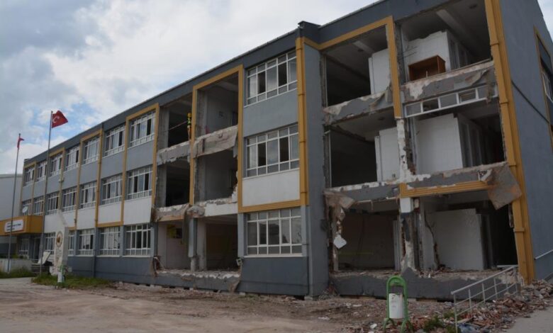 Edremit’te okullar güçlendiriliyor 1 AW877904 06 |