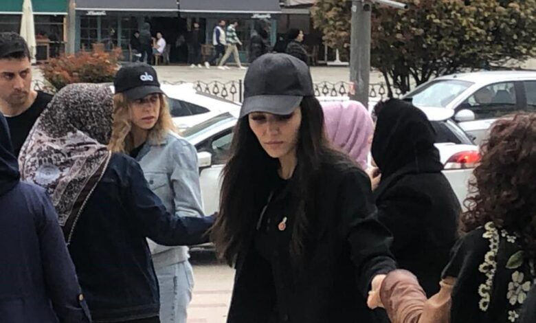 Ünlü oyuncu Hande Erçel Bandırma'da dedesinin cenazesine katıldı 1 AW877953 03 |