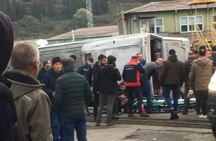 Biga'da fabrika işçilerini taşıyan otobüs devrildi: 17 işçi yaralandı 1 vi1hxsyg |