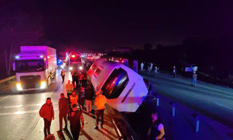 Öğrencileri taşıyan tur otobüsü kaza yaptı: 3 ölü, 44 yaralı 1 AW881379 04 |