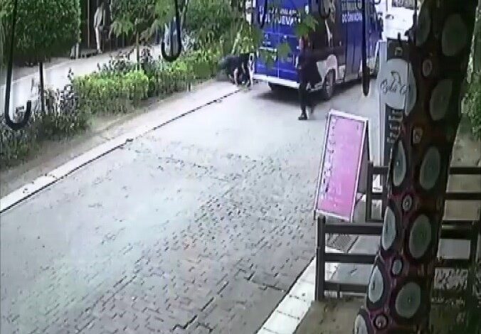 AK Parti seçim minibüsüne saldırı anları kameraya yansıdı 1 AW883614 01 |