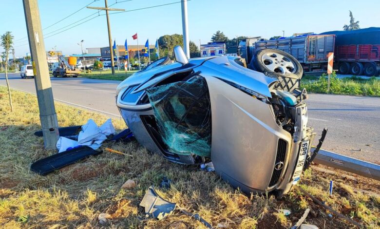 Bandırma'da otomobil elektrik direğine çarptı 1 AW886959 01 |