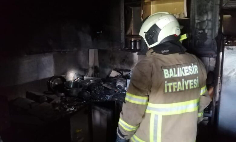 Gönen'de yanan ev kullanılamaz hale geldi 1 AW890609 03 |