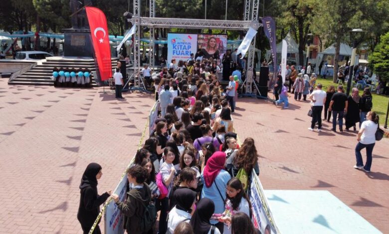 Altıeylül Kitap Fuarında yazarlara büyük ilgi 1 AW901204 03 |