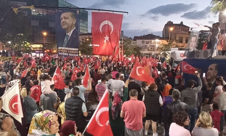 Binlerce kişi Erdoğan'ın zaferini Edremit Cumhuniyet Meydanında kutluyor 1 IMG 20230528 205434 |