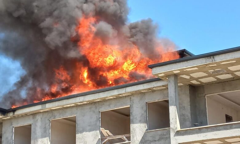 Çatı yangını korkuttu 1 AW904028 01 |