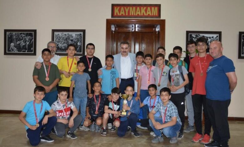 Kaymakam Odabaş, şampiyon güreşçileri makamında ağırladı 1 AW905451 01 |