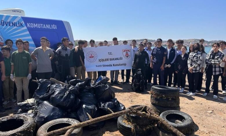 Sahil Güvenlik ve öğrencilerden deniz temizliği 1 AW908087 02 |