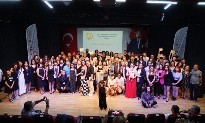 Ayvalık Belediye Tiyatrosu’na iki ödül daha geldi. 1 AW912769 04 |