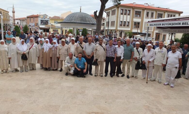 Burhaniye’de hacılar uğurlandı 1 AW916577 03 |