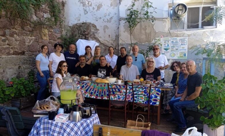 Ayvalık’ın Sakarya Mahallesi bahçesinde geleneksel kahvaltı 1 AW918140 01 |