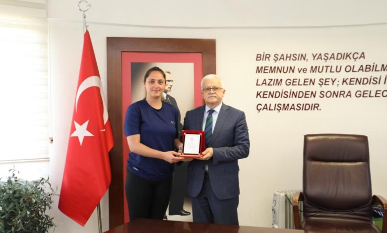 Başkan Deveciler’e onursal başkanlık plaketi 1 AW919179 01 |