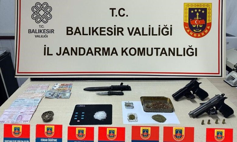 Balıkesir'de jandarmadan uyuşturucu operasyonu: 17 gözaltı 1 AW920642 01 |