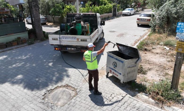 Burhaniye’de ilaçlama çalışmaları devam ediyor 1 AW929829 01 |