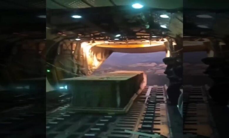 Askeri uçaklardan 16 tonluk yangın söndürme bombası atılıyor 1 AW937548 02 |
