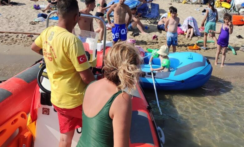 Ayvalık'ta denizde akıntıya kapılan bottaki aileyi cankurtaranlar kurtardı 1 AW943804 01 |