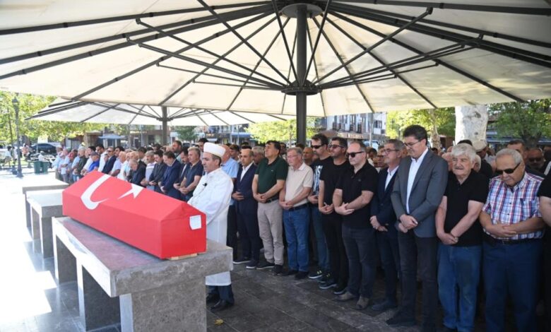 Eski Milletvekili Sami Sözat toprağa verildi 1 AW028227 04 |