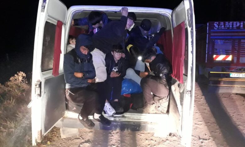 Ayvacık’ta iki minibüs içinde 40 kaçak göçmen ile 2 organizatör yakalandı 1 AW028490 01 |