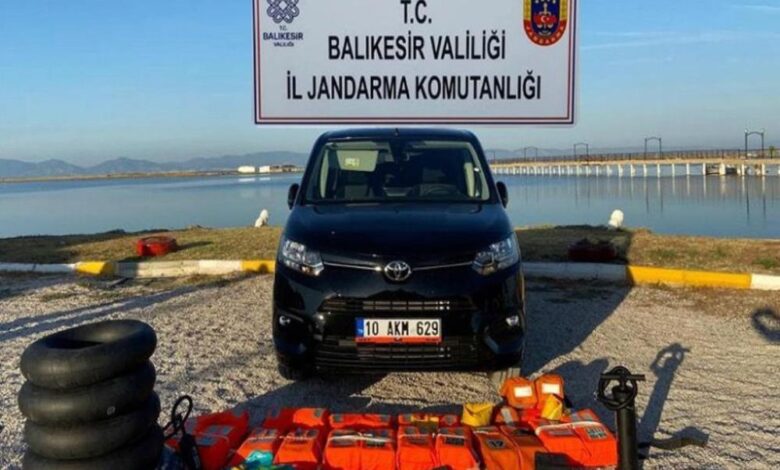 Ayvalık’ta 3 organizatör ve 58 düzensiz göçmen yakalandı 1 AW035702 02 |
