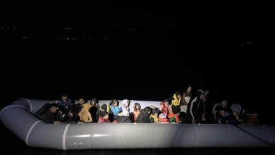 Lastik botları arızalanan ve sürüklenen 27 kaçak göçmen kurtarıldı 5 AW042120 01 |