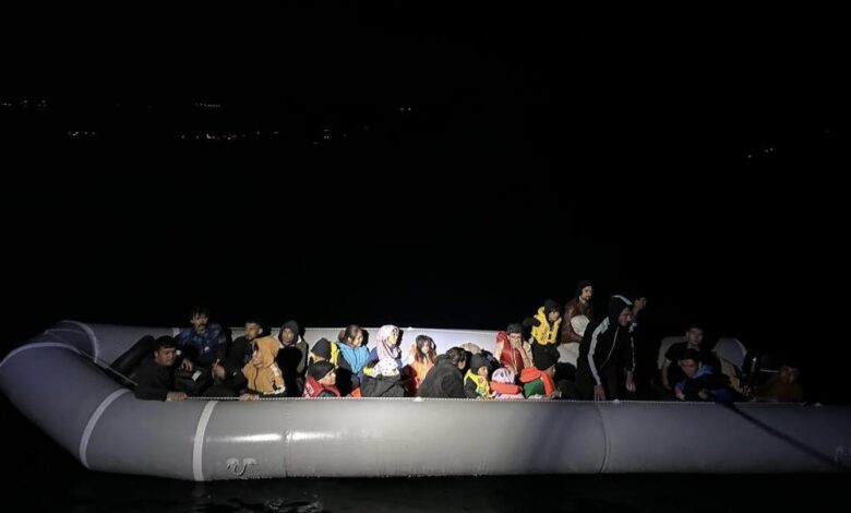 Lastik botları arızalanan ve sürüklenen 27 kaçak göçmen kurtarıldı 1 AW042120 01 |