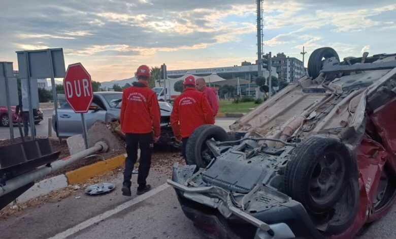 Burhaniye'de otomobiller çarpıştı: 3 yaralı 1 AW043346 03 |