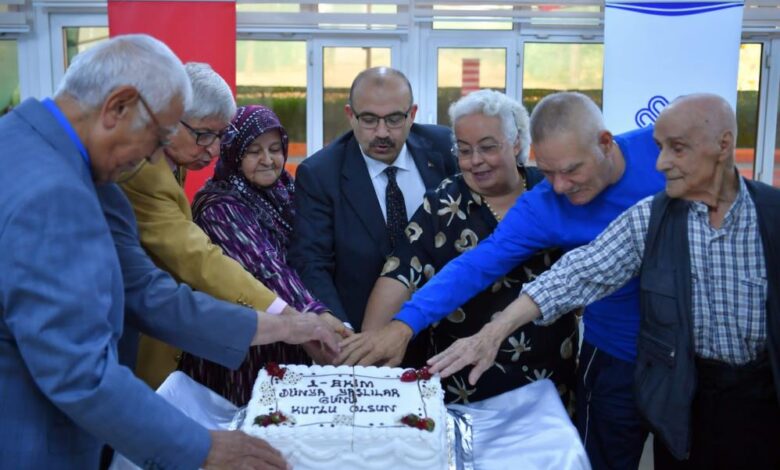 Vali Ustaoğlu, huzurevinde yaşlı bireylerle bir araya geldi 1 AW043984 01 |