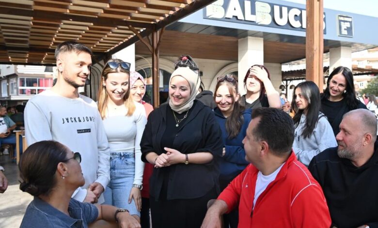 Hülya Avşar kahve ve havuçlu kek ile Balıkesir keyfi yaptı 1 AW055183 03 |