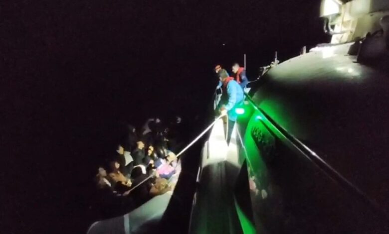 Motor arızası nedeniyle sürüklenen lastik bottaki 24 kaçak göçmen kurtarıldı 1 AW065212 01 |