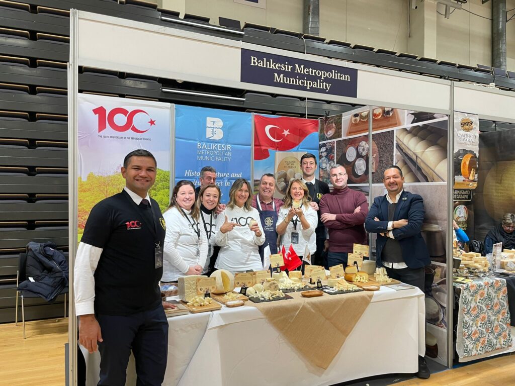 Cumhuriyet’in 100.Yılında bayrağımız Türk peynirleri ile Norveç’te dalgalandı 4 WhatsApp Image 2023 10 30 at 09.29.092 |