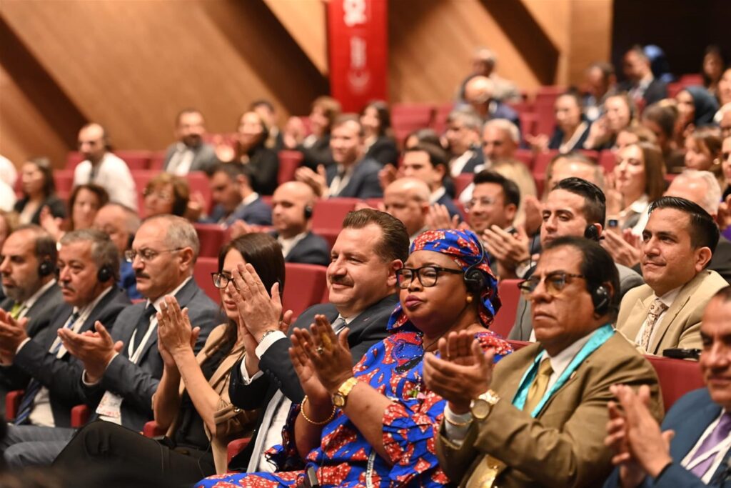 372416457Yucel Yilmaza BM Habitat temsilcilerinden ovgu dolu sozler |