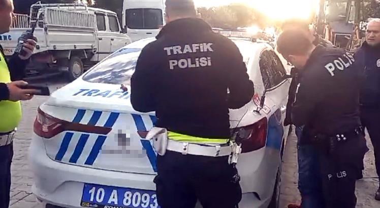 Edremit'te trafik uygulamasından kaçan sürücünün üzerinden silah çıktı 1 AW070420 01 |