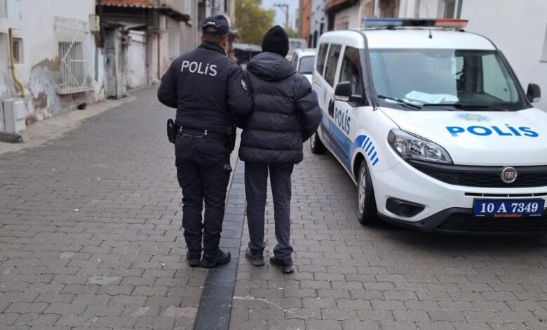 AW083365 02 |