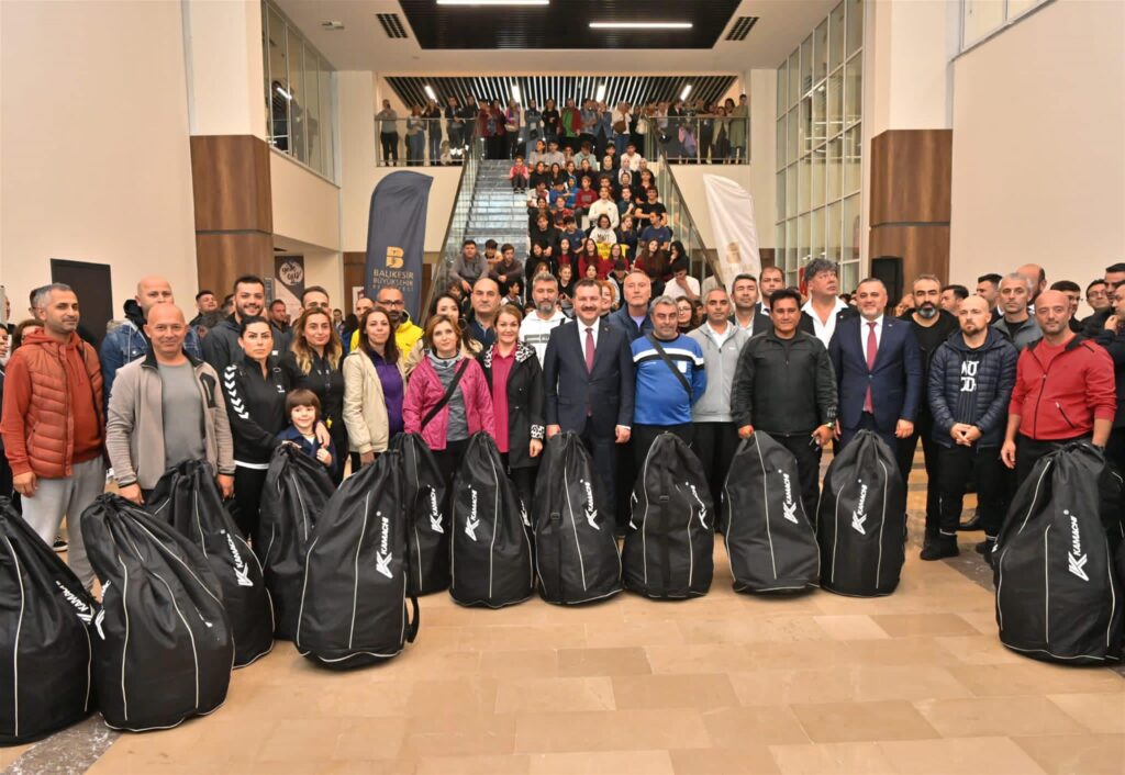 Cocuklarin spor malzemeleri Baskan Yilmazdan 1 |