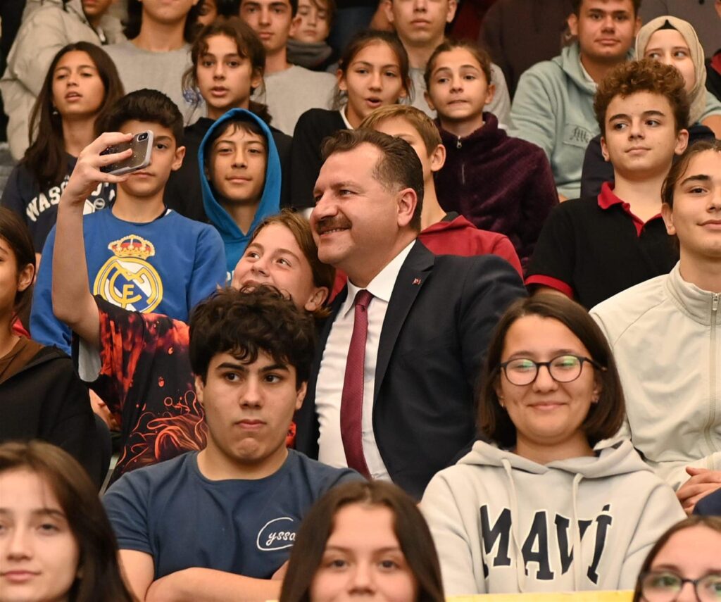 Cocuklarin spor malzemeleri Baskan Yilmazdan 11 |