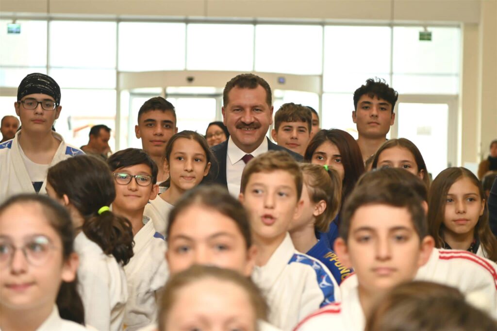 Cocuklarin spor malzemeleri Baskan Yilmazdan 3 |