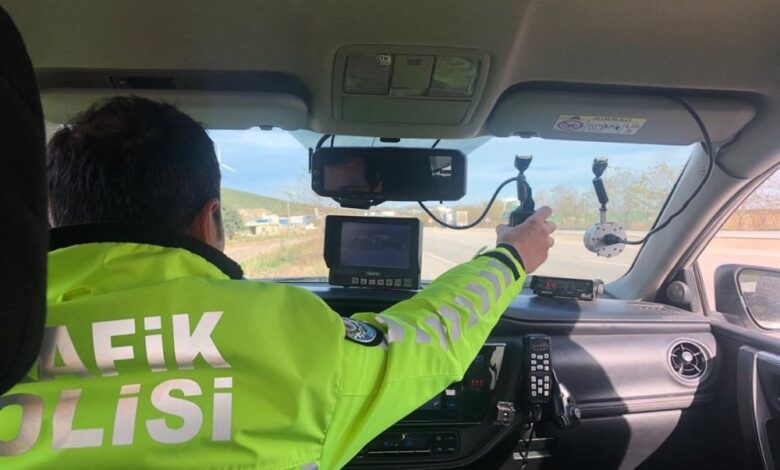 Başkasına ait ehliyet kullanan 8 sürücünün belgesi iptal edildi 1 AW094388 01 |
